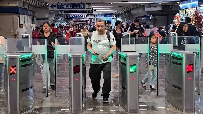 Estación Zócalo sigue cerrada y se multiplican los reportes de fallas en el Metro