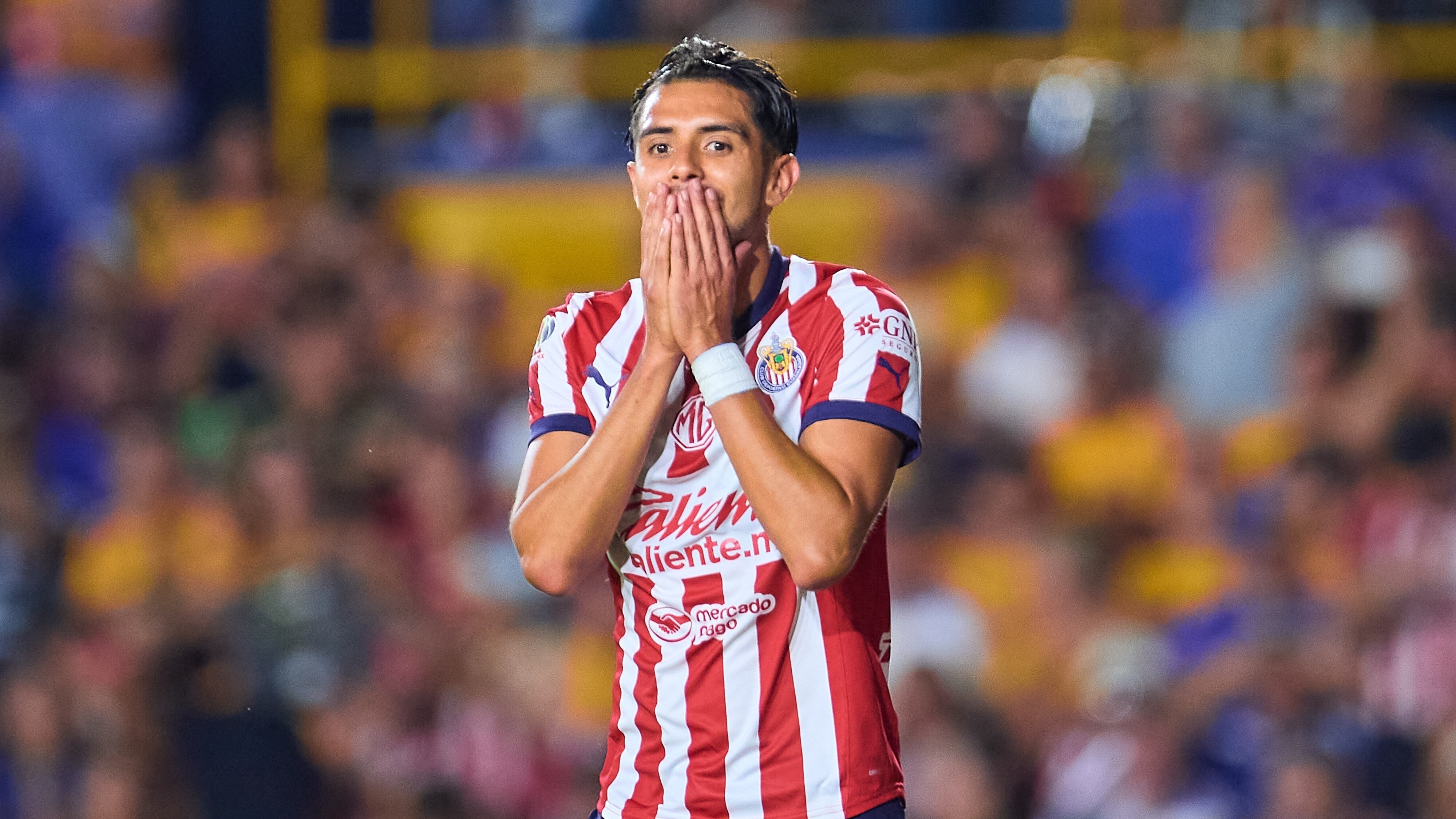 Ricardo Marín saldrá de Chivas después de año y medio.