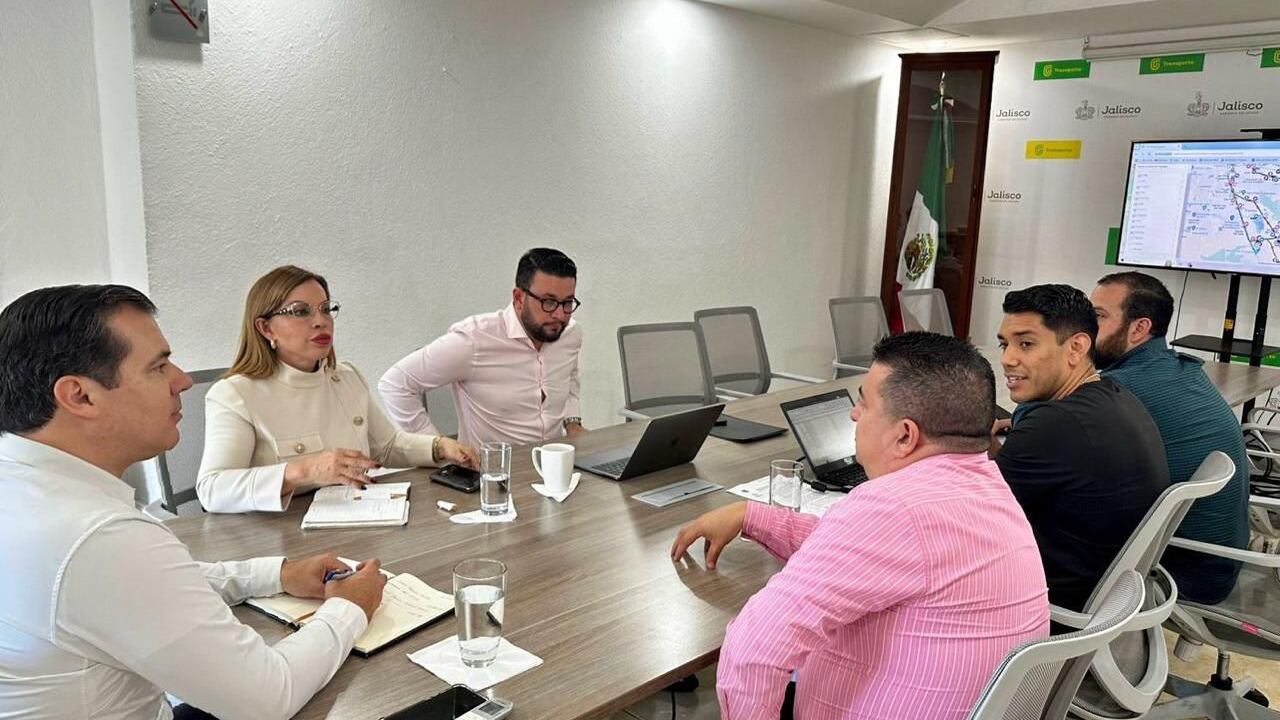 A efecto de solucionar la demanda de transporte público en algunas zonas de El Salto, se celebró un primer encuentro entre el Secretario de Transporte, Diego Monraz Villaseñor, y la alcaldesa de esa demarcación, María Elena Farías Villafan, en la que prevaleció la disposición de ambas partes para solventar las necesidades de los usuarios de este servicio.