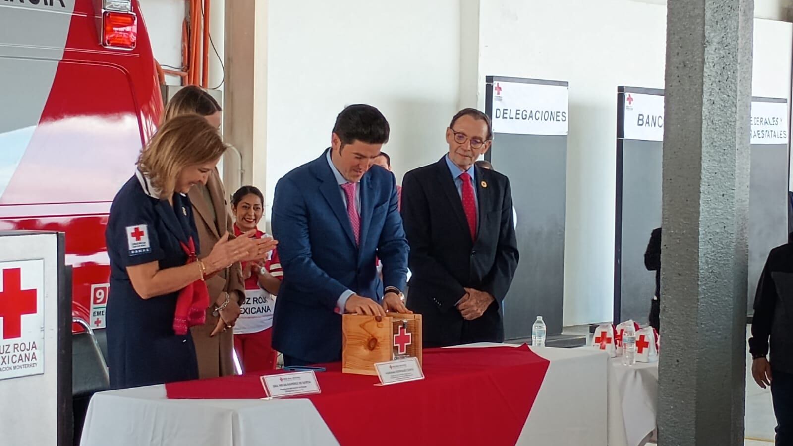 El gobernador fue el primero en realizar su aportación.