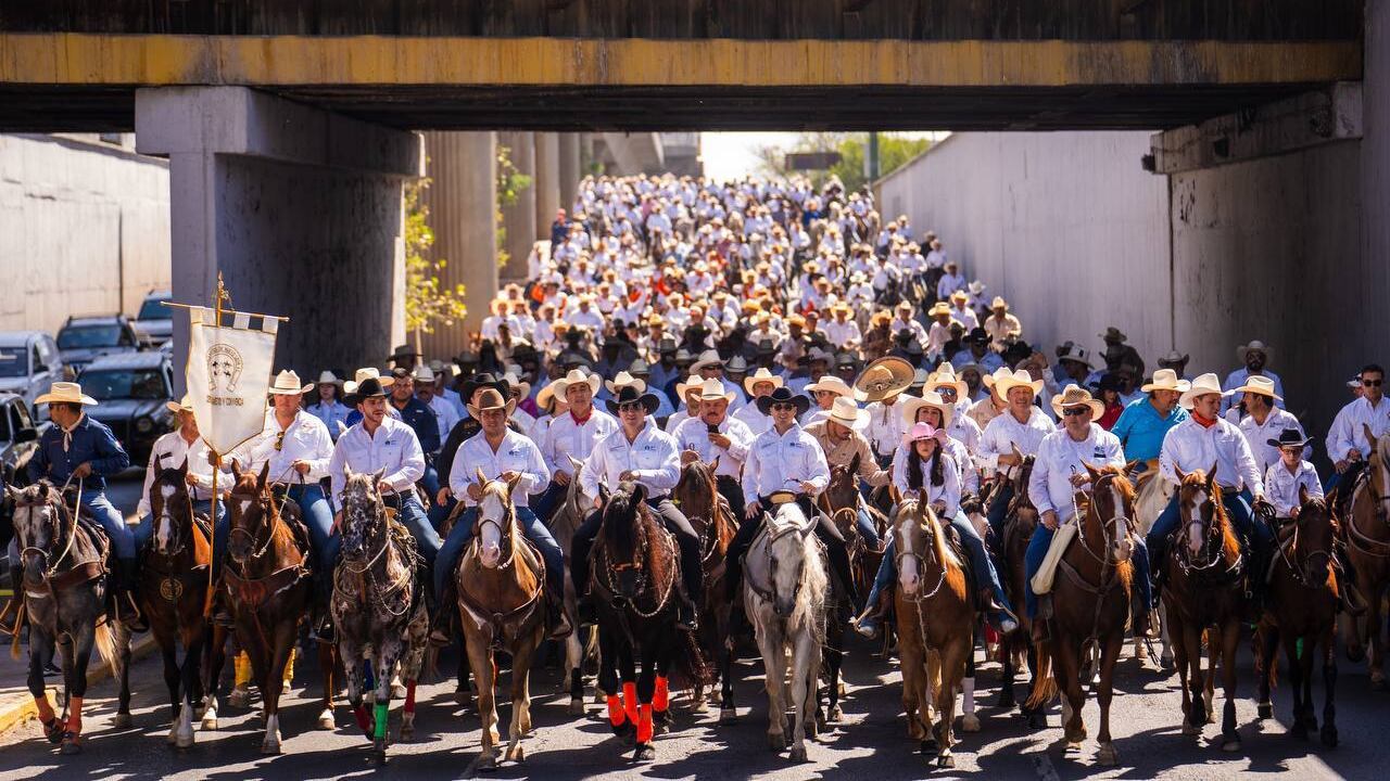 Casi 3 mil jinetes participaron en el primer evento por los 427 años de la Fundación de Monterrey.