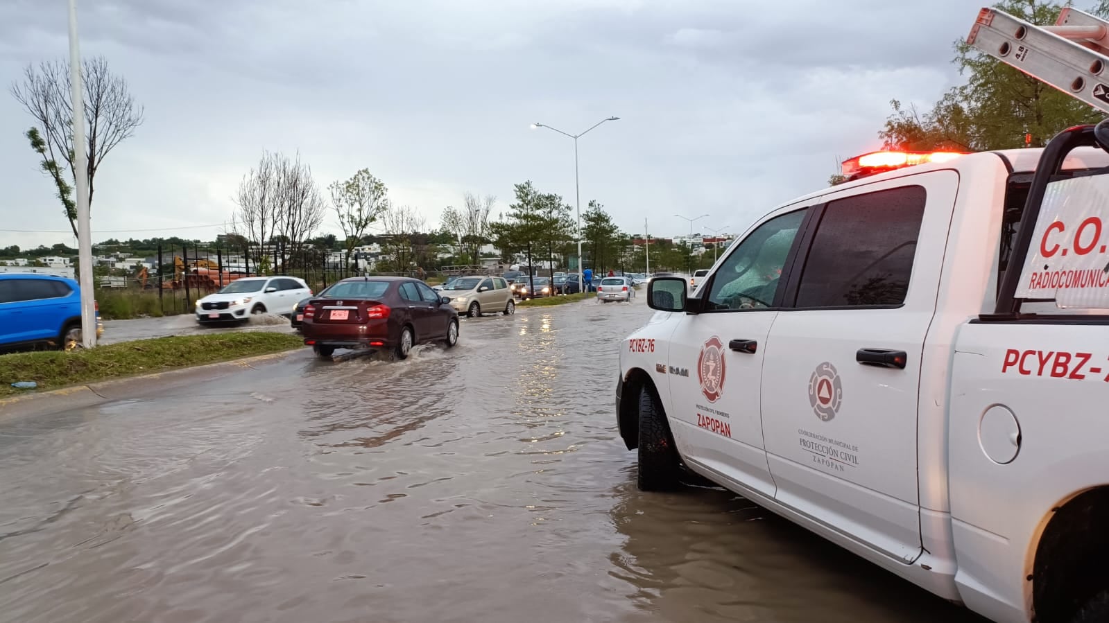 Bomberos trataban de agilizar la movilidad en diferentes vialidades que se encuentran colapsadas.