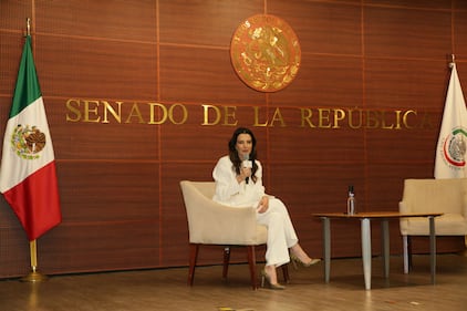 El empoderamiento femenino tomó el centro del escenario en el Foro Poder Mujer, un evento que reunió a destacadas figuras femeninas para compartir sus experiencias, reflexiones y visiones sobre el papel de la mujer en la sociedad actual.

Olivia Peralta, reconocida conferencista, autora y emprendedora, cautivó a la audiencia con su historia de empoderamiento femenino, destacando la importancia de la sororidad, la autenticidad y la búsqueda de la propia voz para alcanzar el éxito