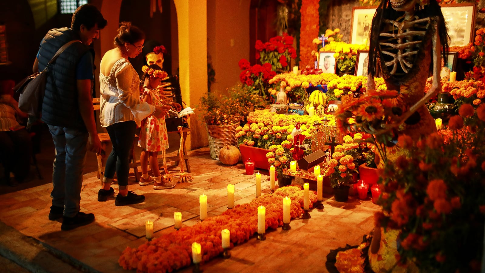 Hay tiendas y proveedores que ofertan sahumerios con cuarzos y hiervas medicinales y hasta velas con forma de huesitos y aroma a pan fresco.