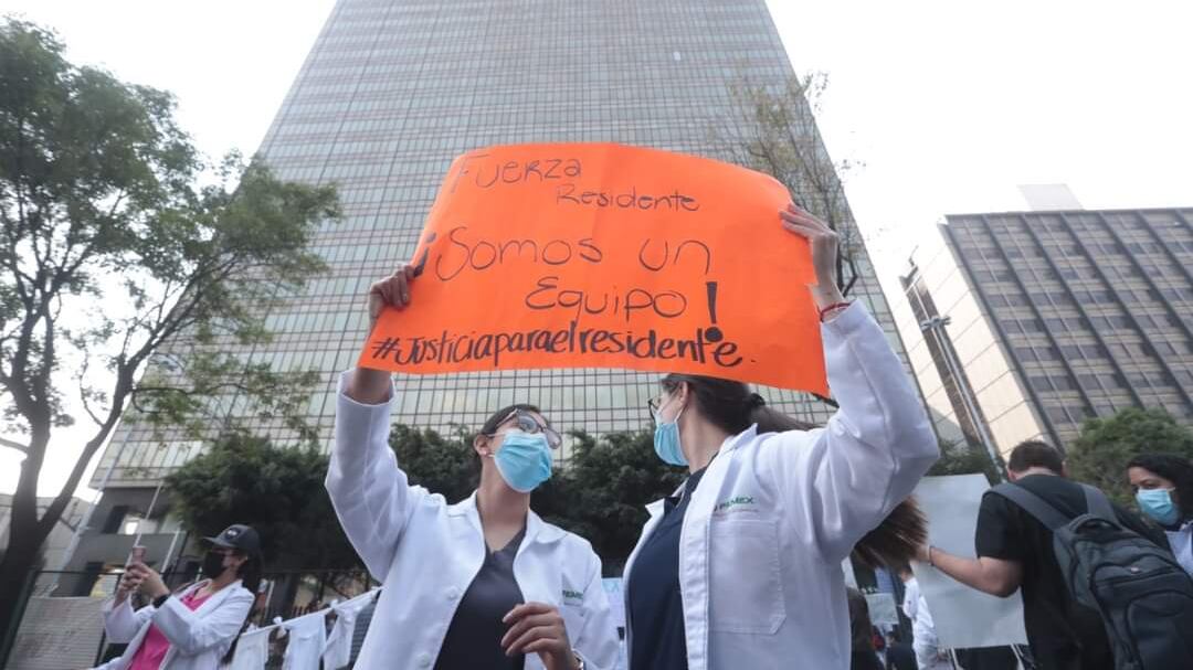 Frente a la Torre Ejecutiva de PEMEX ambos cuerpos de Marina Nacional bloqueados por 120 médicos residente