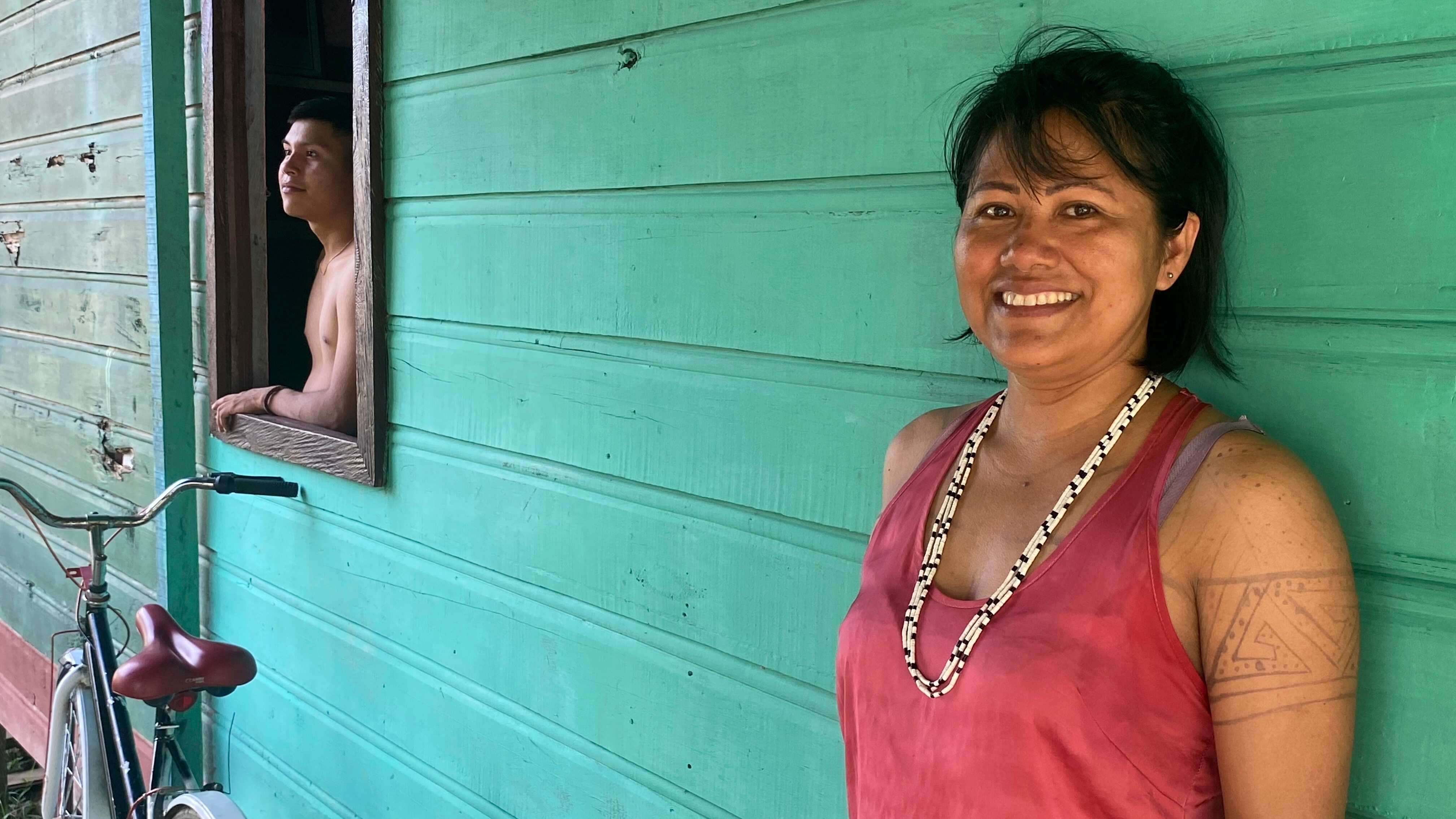 La antropóloga indígena Nelly Marubo afuera de la casa de su familia en Atalaia do Norte, Amazonas, Brasil. (Foto AP/Fabiano Maisonnave)