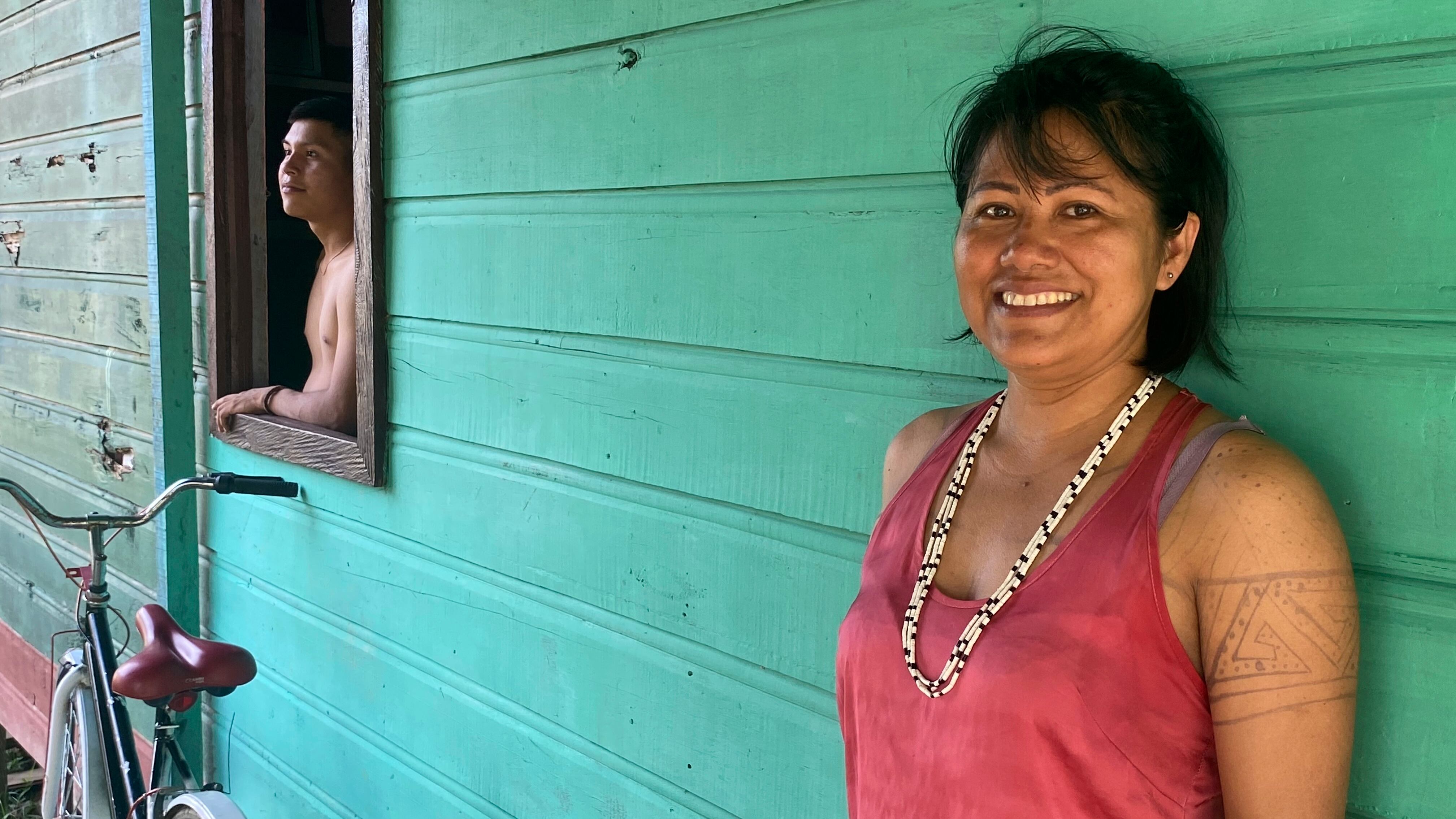 La antropóloga indígena Nelly Marubo afuera de la casa de su familia en Atalaia do Norte, Amazonas, Brasil. (Foto AP/Fabiano Maisonnave)