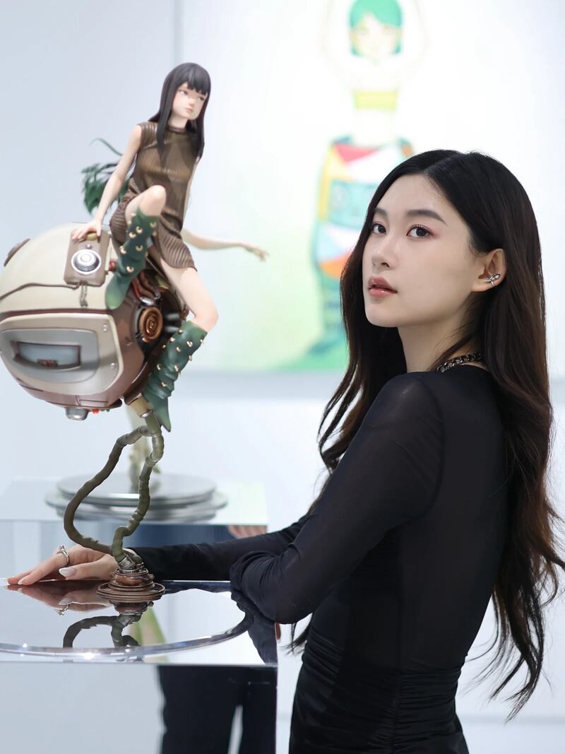 Influenciada por el anime, la ciencia ficción y el cine experimental, la obra de Yanran Chen trasciende la ilustración para materializarse en esculturas. Foto: Yanran Chen.