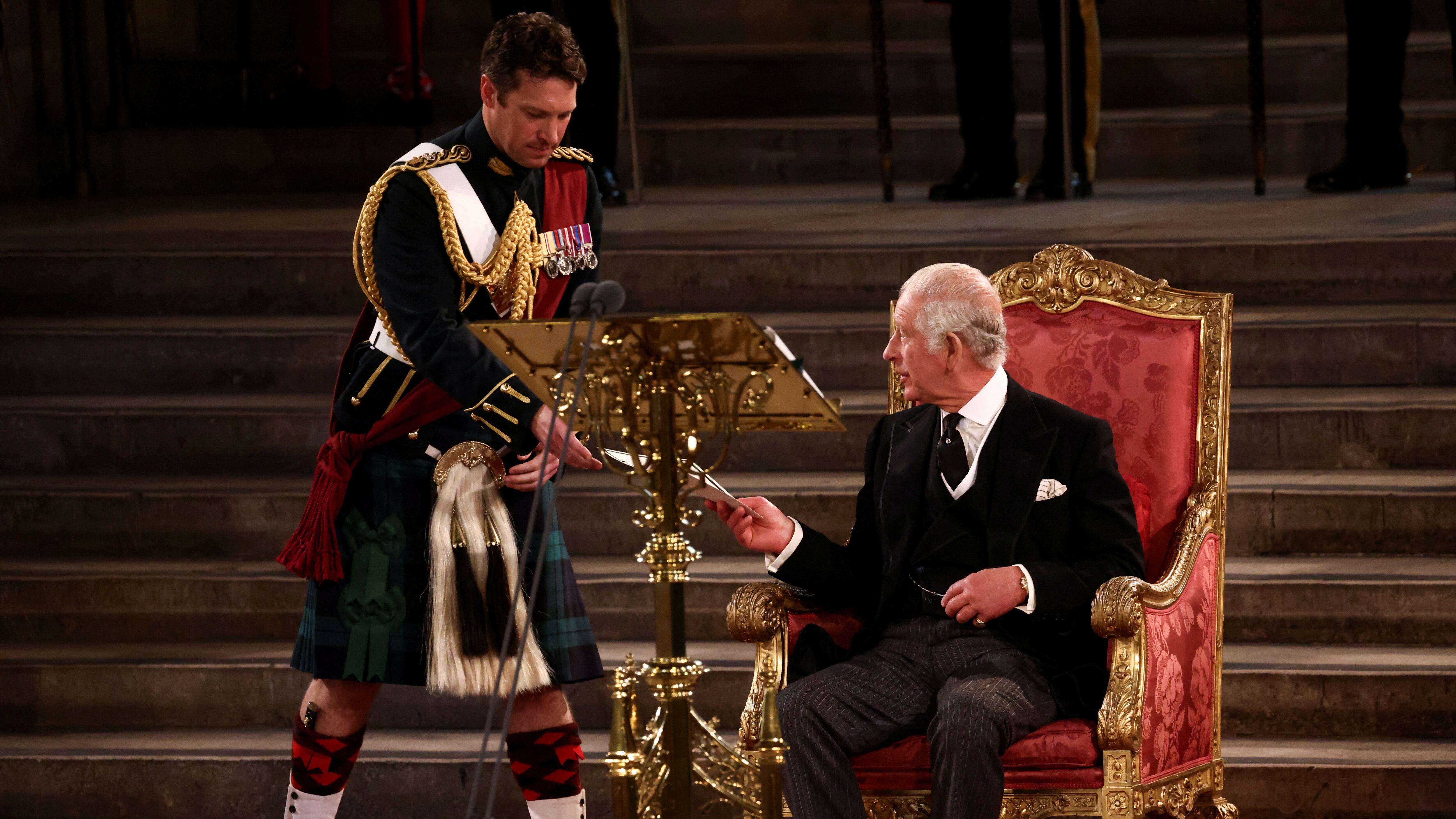 El guardaespaldas, desde hace años, se ha encargado de acompañar a la reina Isabel III; ahora lo hace para el rey Carlos III.