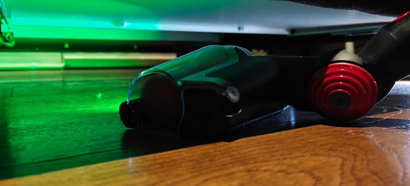 Con succión potente, cepillo anti enredos y luz que revela polvo invisible, pusimos a prueba la Piston Animal DS 60 de Dyson en un hogar lleno de retos peludos