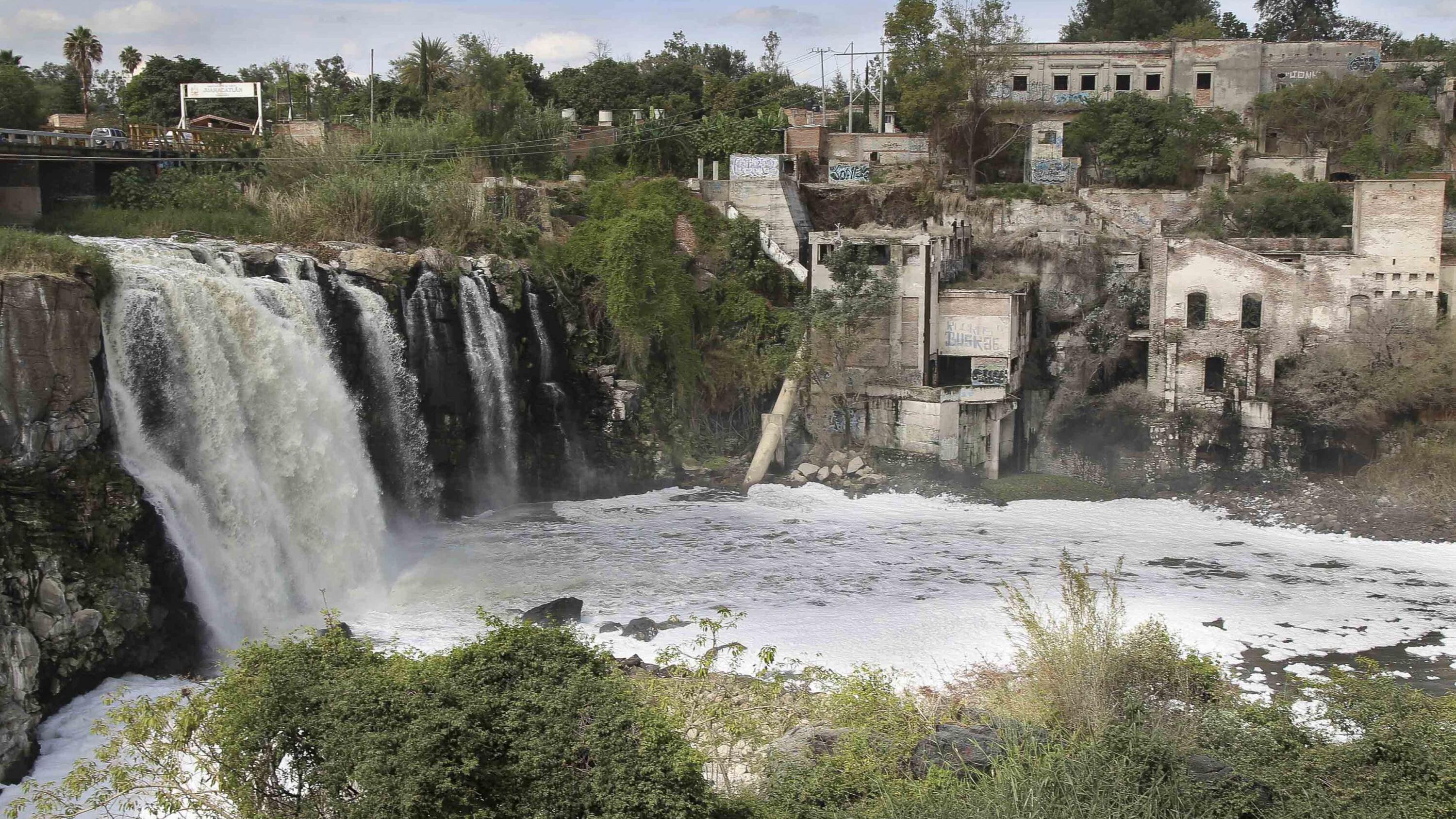 En El Salto habría más de 71 mil personas, cerca del 45% de la población, que no cuentan con seguridad social y deben atenderse en el sector salud que es insuficiente.