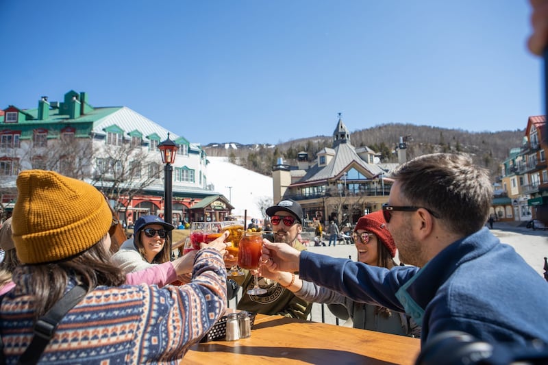 Con más de tres millones de visitantes anuales, Mont Tremblant ofrece esquí, gastronomía, festivales y paisajes de película en cada estación