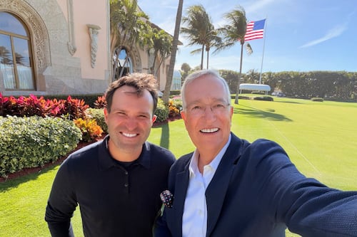 ¿Salinas Pliego pagó 100 mil dólares por una foto con Trump en la cena navideña de Mar-a-Lago?