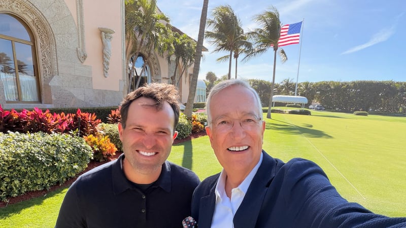 ¿Salinas Pliego pagó 100 mil dólares por una foto con Trump en la cena navideña de Mar-a-Lago?