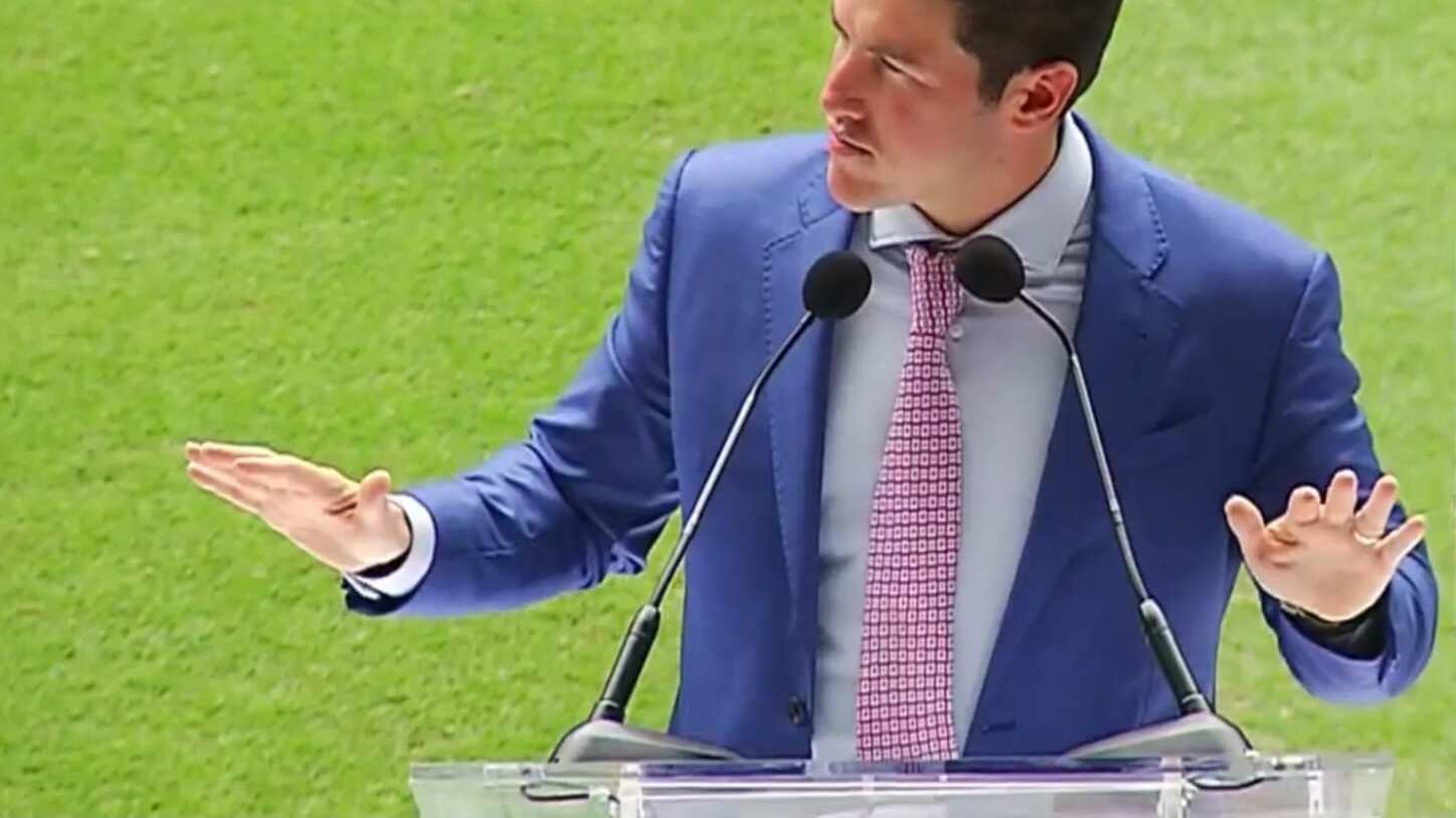 El mandatario estatal reconoció que en el Gobierno no hacen magia, pero lograron sacar a mil chatarras que andaban en las calles.