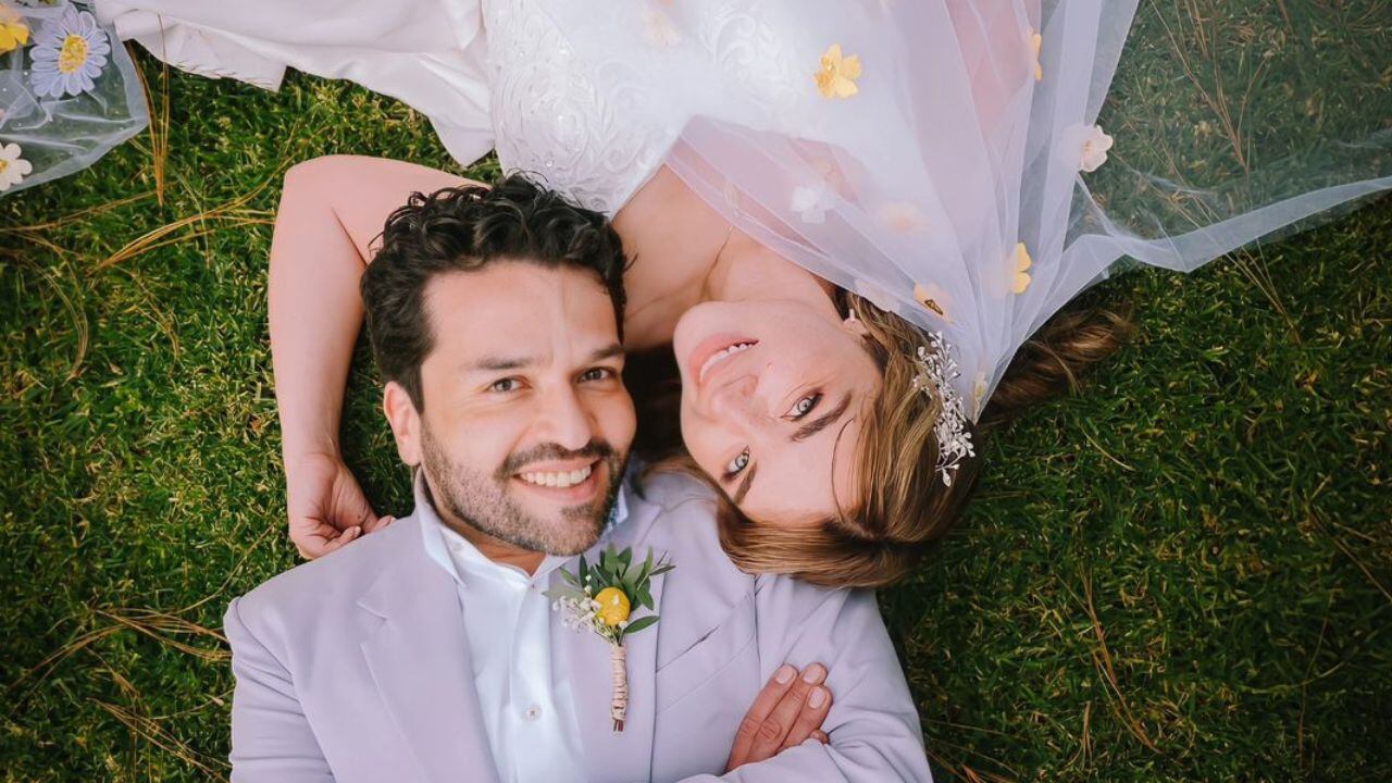 Los recién casados crearon una cápsula del tiempo que contiene tesoros preciados para la pareja y que solo podrán abrir cuando su matrimonio esté en peligro.