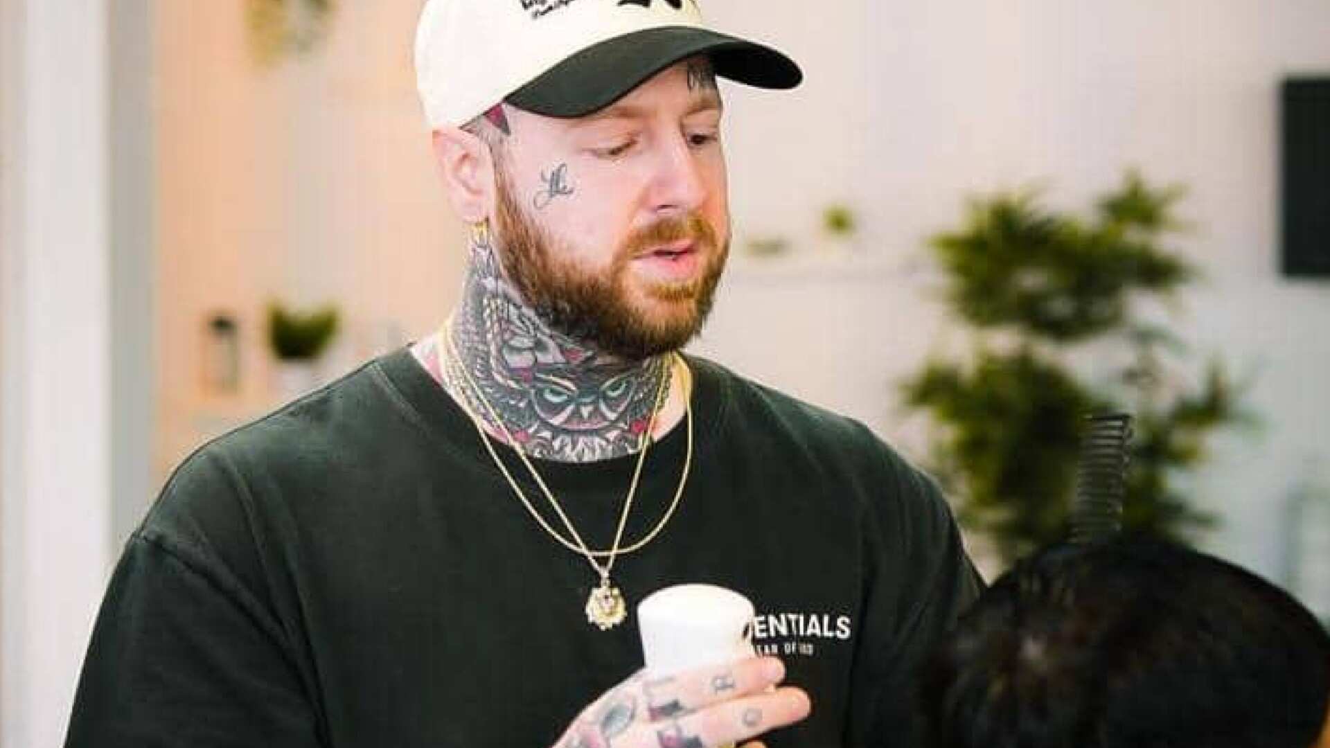 Barbero que besa en la frente a sus clientes