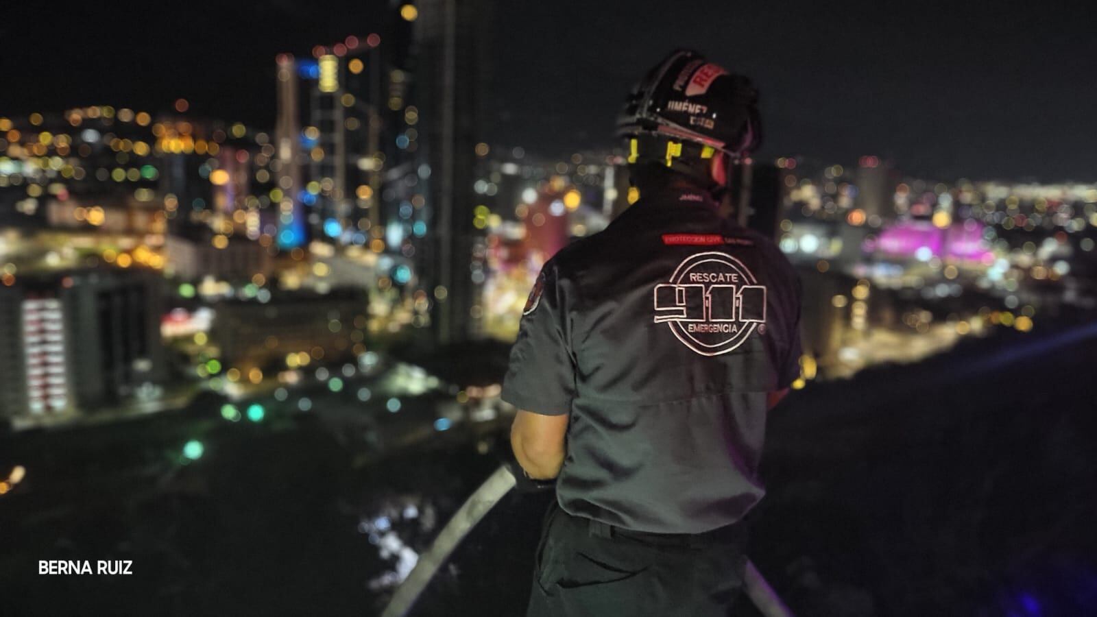 En el incendio se consumió maleza y desechos.