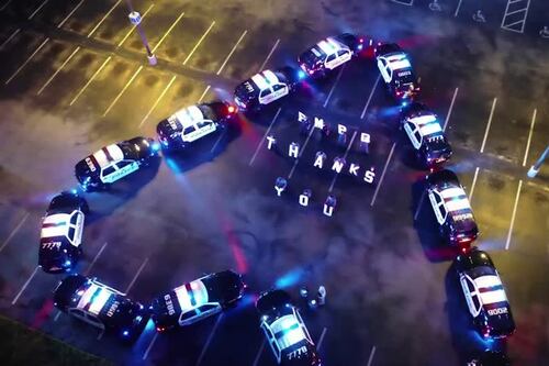Policías estadounidenses rinden homenaje a personal médico con un corazón hecho de patrullas