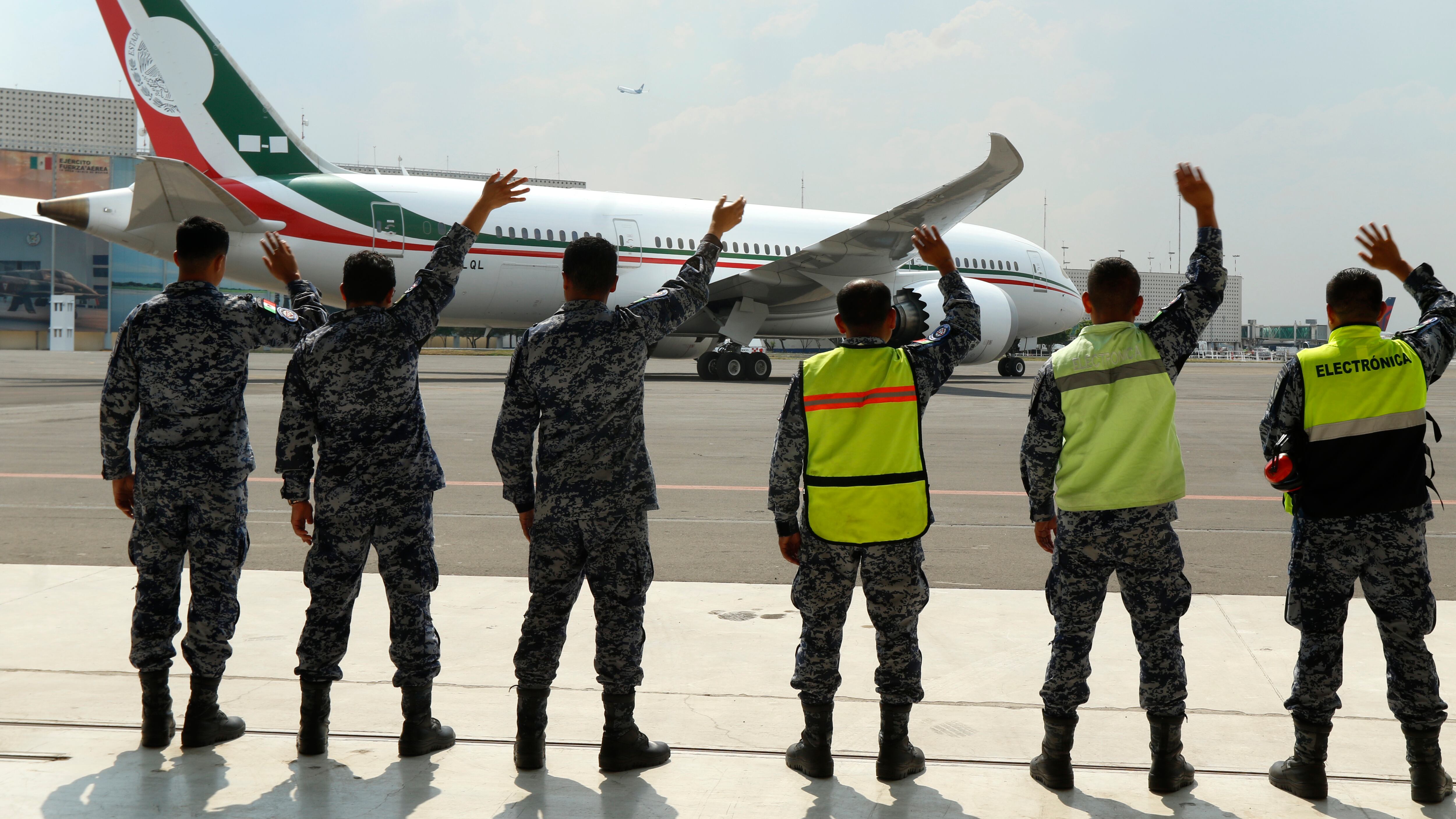 Presidencia de la República difundió una fotografía de las Fuerzas Armadas despidiéndose del avión.