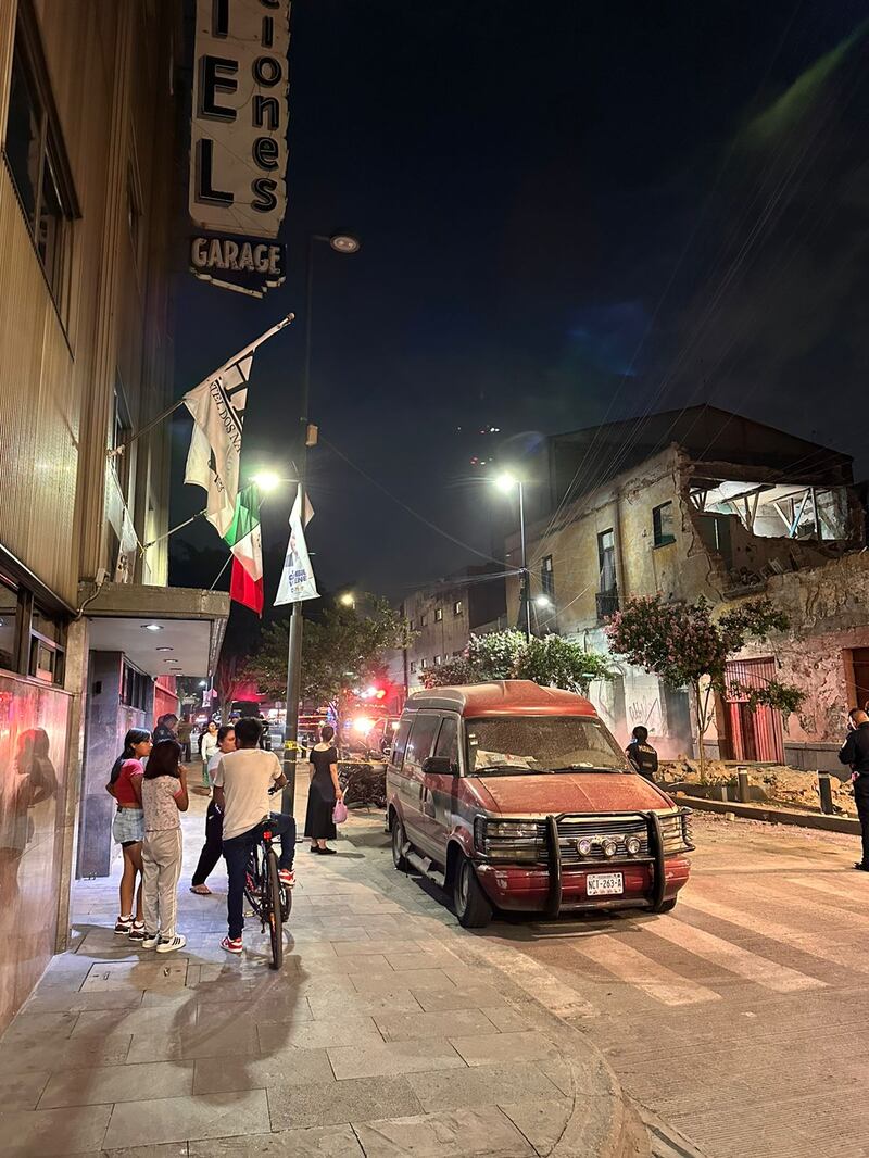 Edificio se derrumba en la colonia Guerrero por daños tras sismo