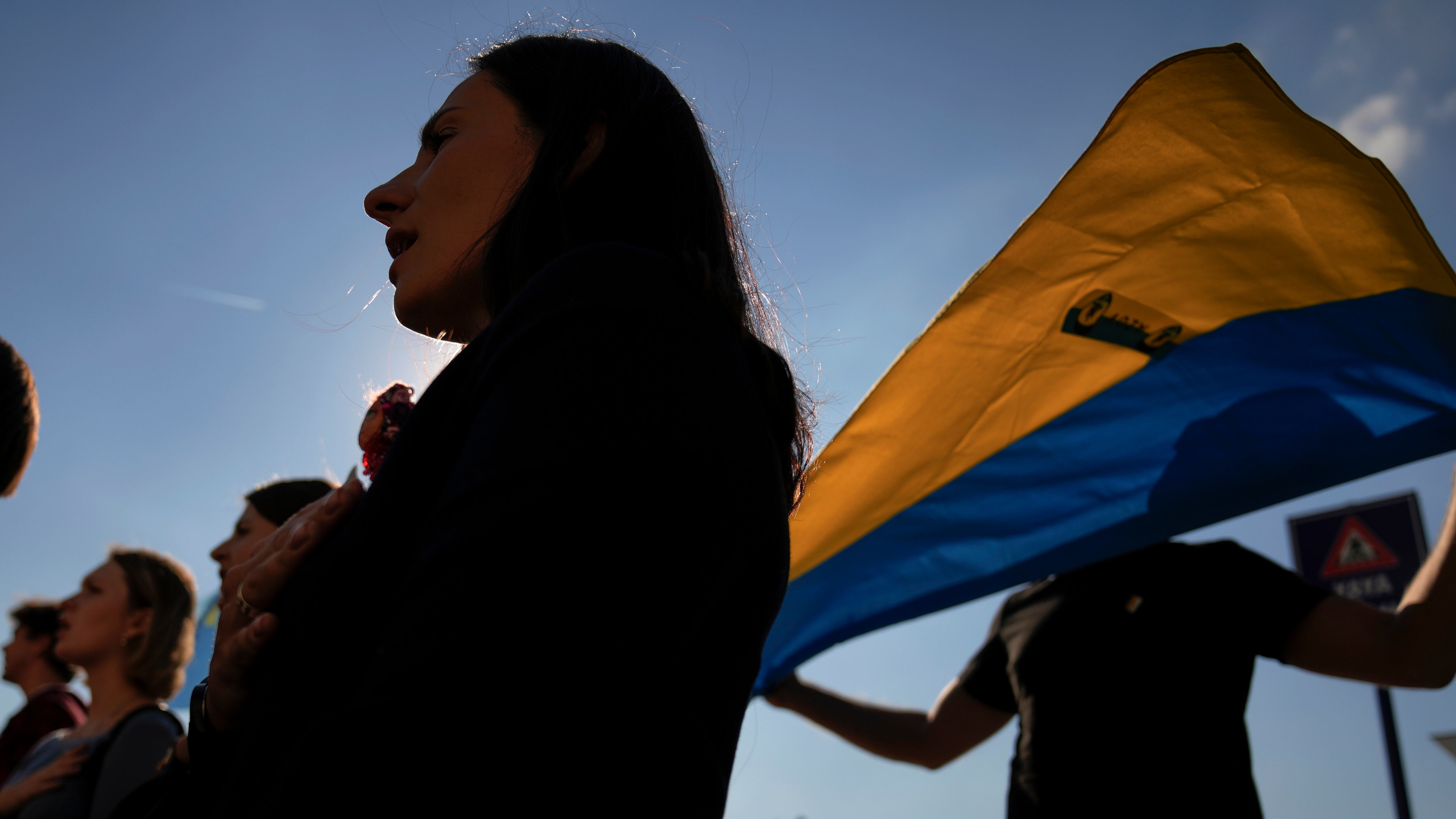 La gente asiste a una protesta contra la invasión rusa de Ucrania, en Estambul, Turquía, el sábado 24 de septiembre de 2022. (AP Photo/Khalil Hamra)