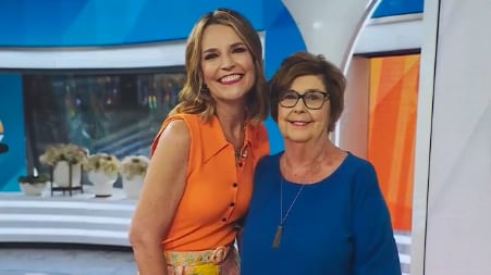 Nancy Guthrie, de 84 años, en la foto junto a su hija Savannah Guthrie, tiene problemas de movilidad y no tiene medicamentos esenciales, dijo el sheriff del condado de Pima, Chris Nanos.