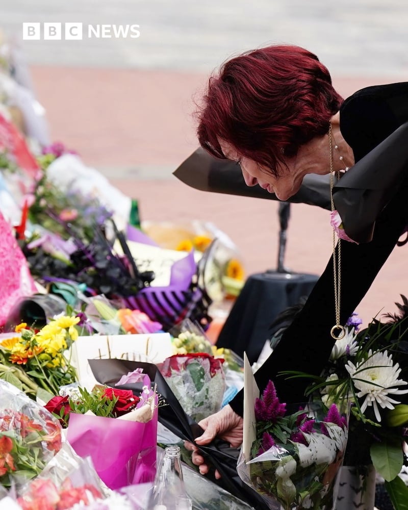 Entre flores y “Iron Man”: así despidieron a al Príncipe de las tinieblas