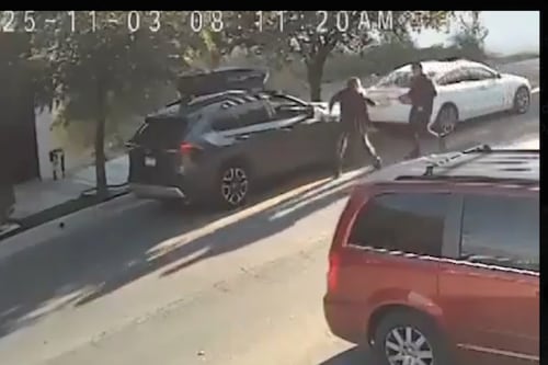 Momento exacto del ataque a Yaneli Pardo; su camioneta volcó al intentar escapar