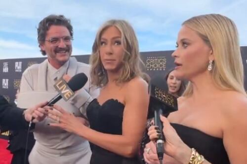 El coqueto encuentro entre Pedro Pascal y Jennifer Aniston: Ella acarició su brazo