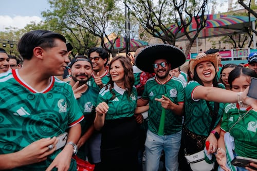 Verónica Delgadillo recorre el Fan Festival tras alcanzar 100% de aforo en debut del Tri