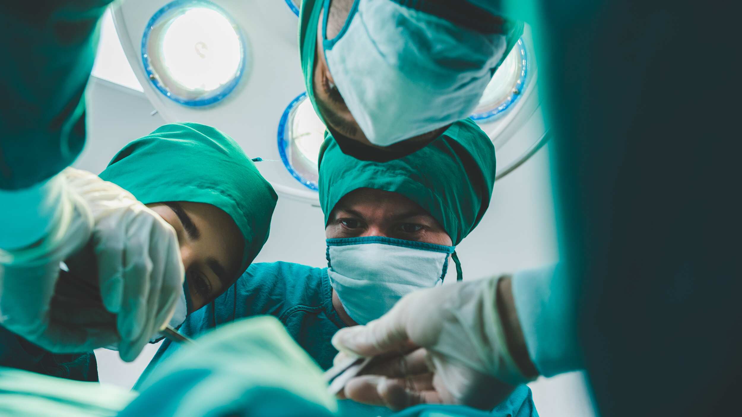 Modelo de OnlyFans y TikTok sufre severa hinchazón, tras cirugía estética.