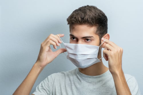 Médicos piden regresar el uso obligatorio de cubrebocas ante repunte de casos de gripe, influenza y Covid-19