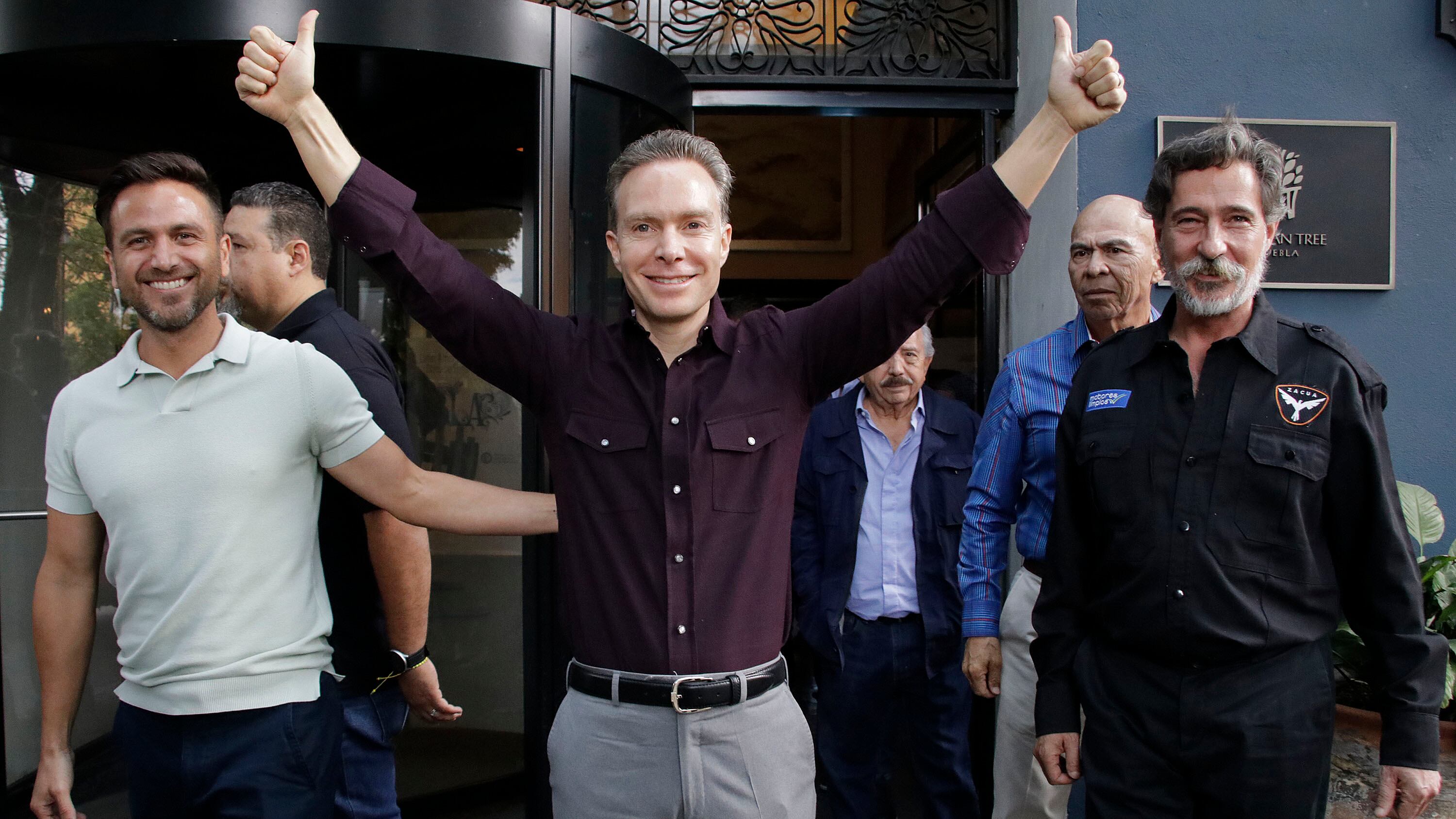 Estuvo acompañado de Tony Gali López, hijo del exgobernador.