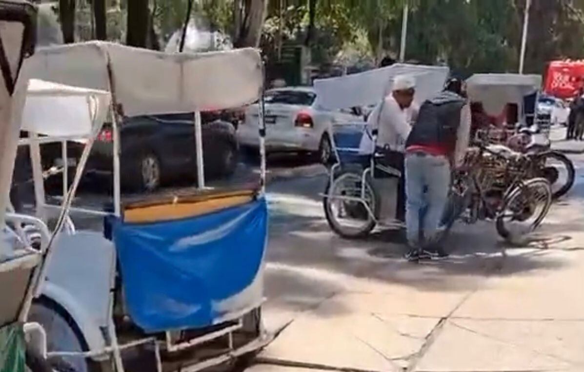 Bicitaxis se apoderan de banquetas en Paseo de la Reforma; vecinos alertan omisión del Gobierno