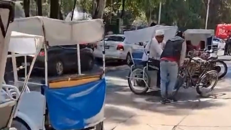 Bicitaxis se apoderan de banquetas en Paseo de la Reforma; vecinos alertan omisión del Gobierno