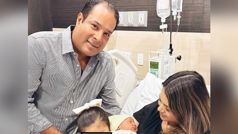 De la Garza Venecia posa junto a su marido y su hija mayor en el hospital.