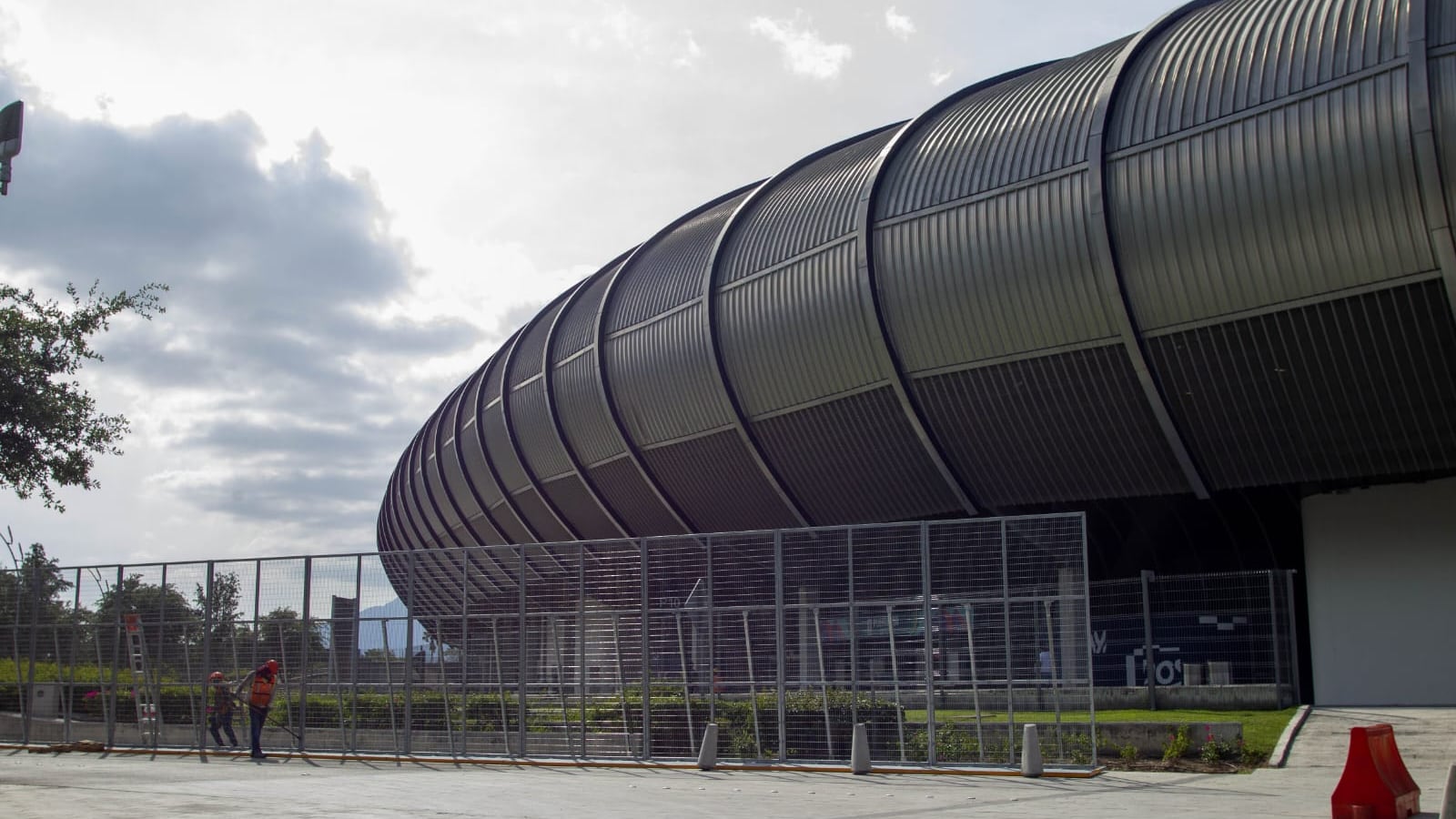 Ya se empezó a cerrar el Estadio Monterrey, por parte de FIFA con vallas altas.