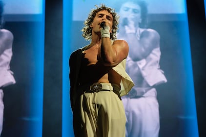 Benson Boone añadió una noche exitosa a su carrera como parte de su primera presentación en México en el Pepsi Center el pasado 3 de abril, logrando conquistar a sus fanáticos que consiguieron celebrar la visita del famoso artista al ritmo de sus temas más populares.  El intérprete de tan solo 22 años protagonizó una noche única, en donde deleitó a sus seguidores con algunos de sus exitosos temas, entre ellos “Beautiful Things”, “Cry”, “Sugar Sweet”, “Before You”, “What Was”, entre otros.