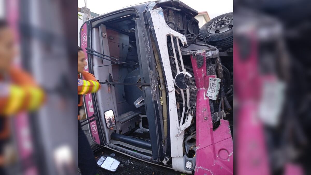 La unidad se quedó sin frenos en la parte alta de la colonia Rincón de las Mitras en Santa Catarina.