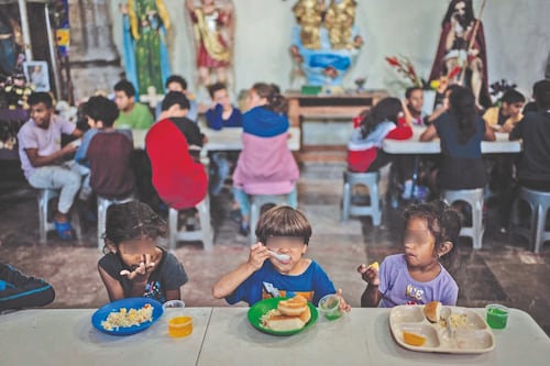 Niñez migrante a veces come solo una vez al día pese a riqueza alimentaria de América Latina
