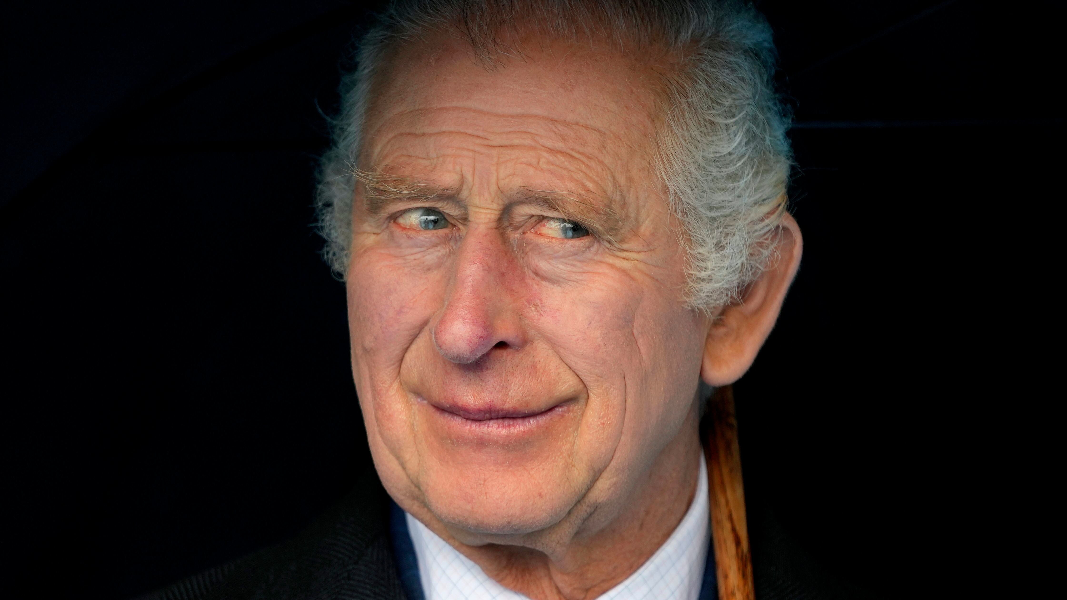 El rey Carlos III de Gran Bretaña sonríe durante un viaje en barco en Hamburgo, Alemania, el viernes 31 de marzo de 2023. El rey Carlos III llegó el miércoles para una visita oficial de tres días a Alemania. La familia real británica pasa la página de un nuevo capítulo con la coronación del rey Carlos III. Carlos ascendió al trono cuando su madre, la reina Isabel II, murió el año pasado. Pero la coronación del sábado es una ceremonia religiosa que brinda una confirmación más formal de su papel como jefe de Estado y titular de la Iglesia de Inglaterra. (Foto AP/Matthias Schrader, Pool, Archivo)