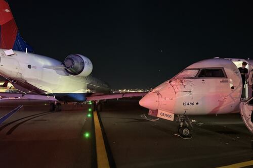 VIDEO: Choque de aviones deja aeronaves destrozadas en pleno aeropuerto de Nueva York