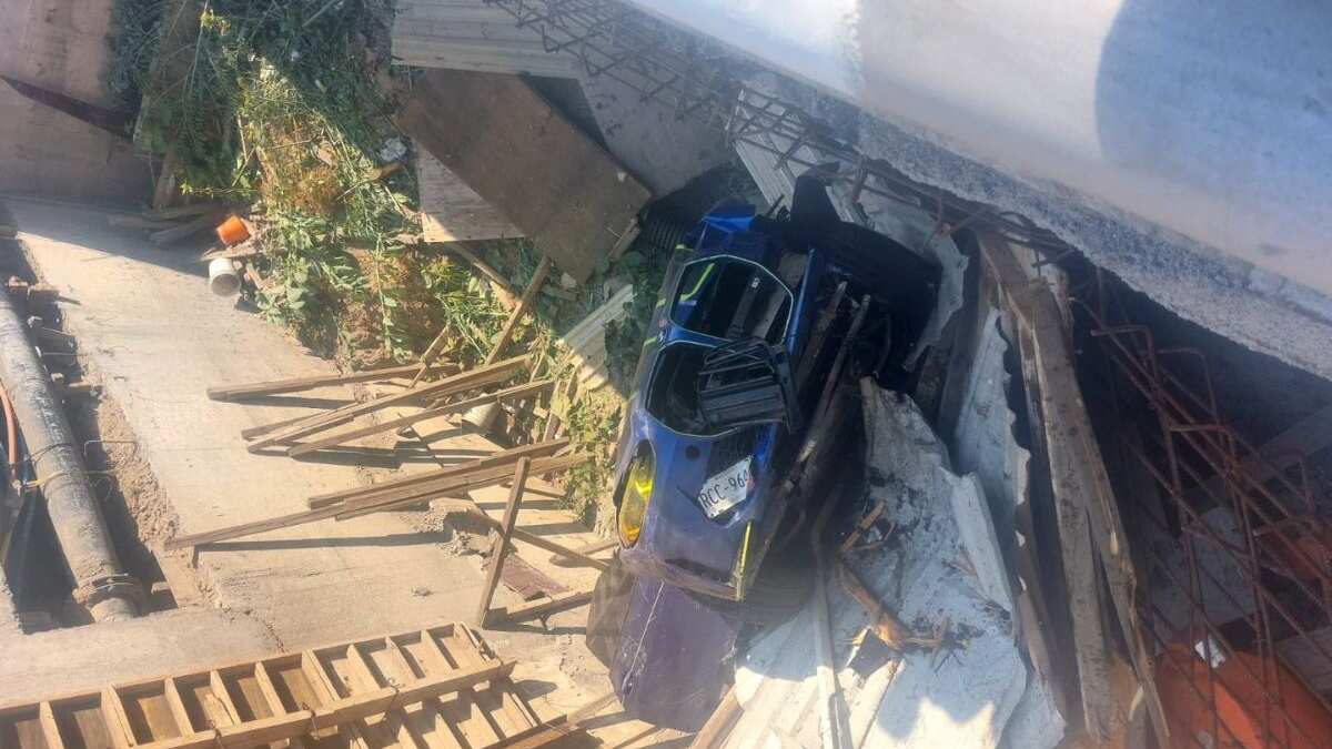 Automóvil cae en obra tras balear a conductor cerca de Plaza Arts Pedregal