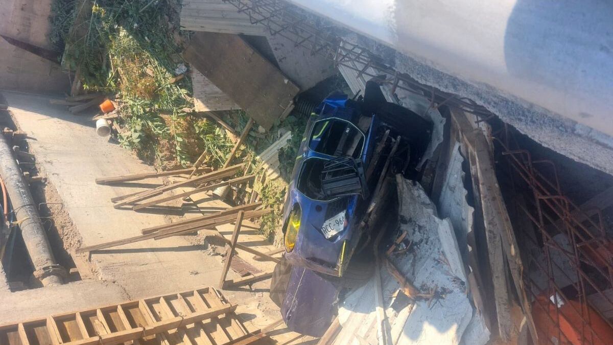 Automóvil cae en obra tras balear a conductor cerca de Plaza Arts Pedregal