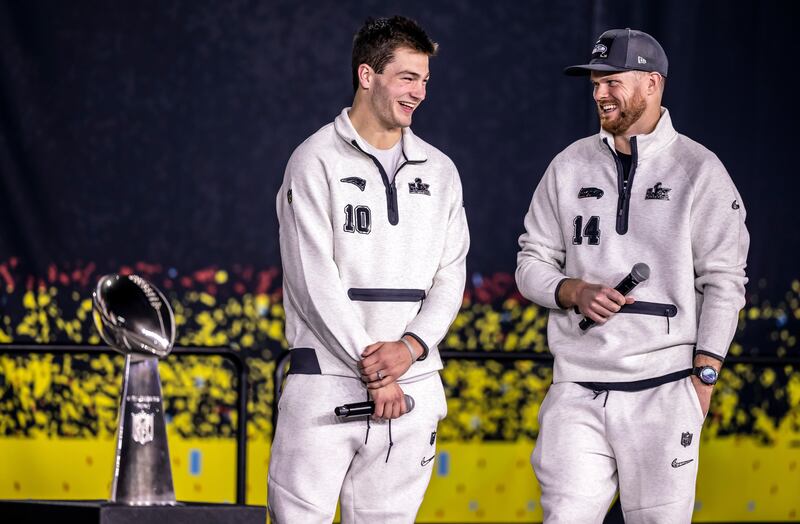 Drake Maye y Sam Darnold en el Opening Night previo al SBLX.