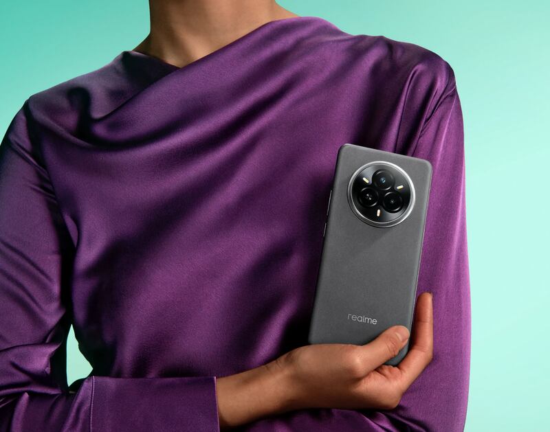 El nuevo realme 14 Pro debuta con la innovadora tecnología Triple Flash MagicGlow y un diseño que reacciona al frío, ideal para selfies nocturnas