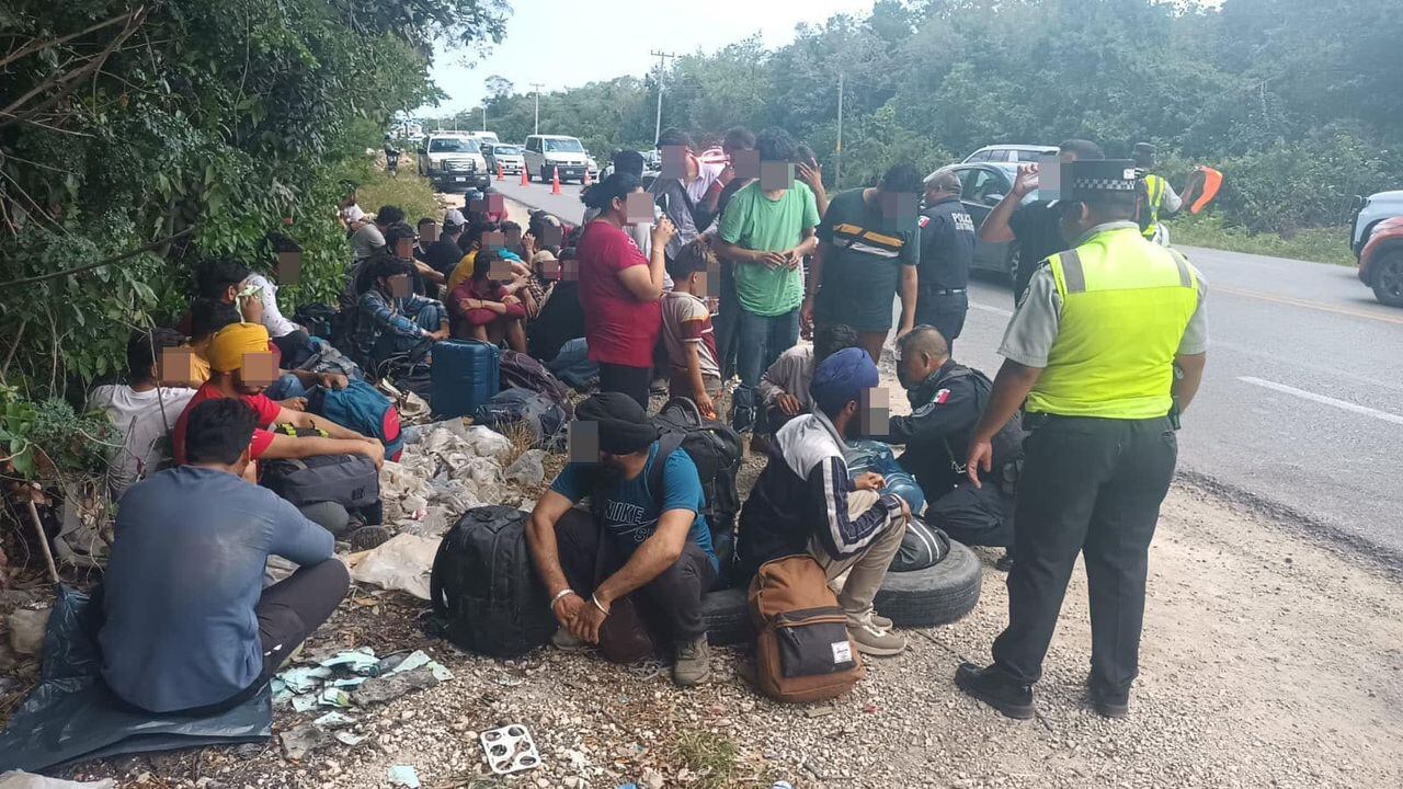 Elementos policiacos rescatan a 51 migrantes en la carretera