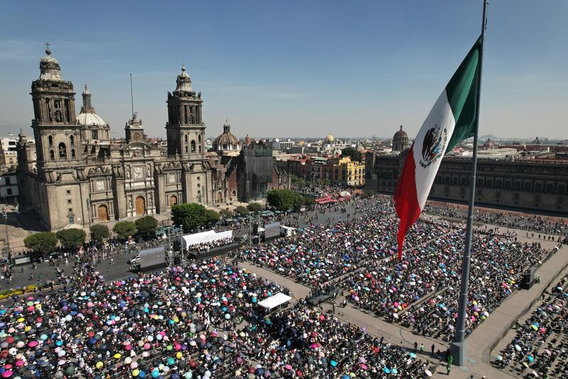 Brugada entrega 20 mil becas “Universitarios en Movimiento”