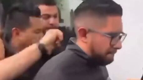 Sergio “N” impotente ante la agresión; usuarios de redes coinciden en que es éste y el zape de ayer son poco comparado con lo que se merece.